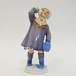 Фигурка девочка со снежком Даль Йенсен