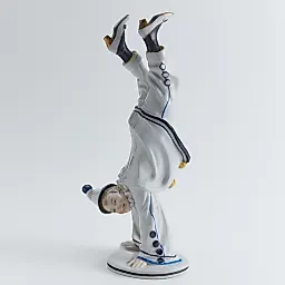 "Пьеро, стоящий на руках".