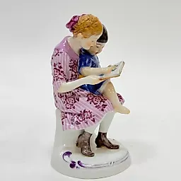 Фигурка Брат и сестра с книгой