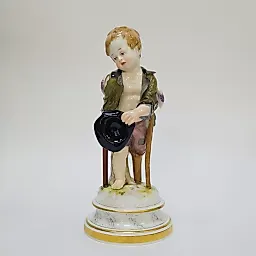 Фигурка Купидон в образе нищего модель Генриха Швабе 1830-1870 Германия.