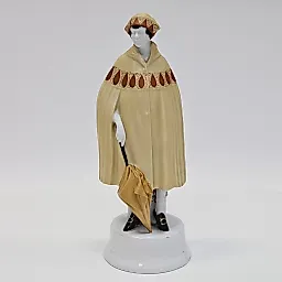 Фарфоровая статуэтка модной дамы в дождевике с зонтом стиль Артдеко 1920 гг