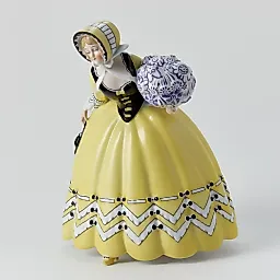 Старинная скульптура "Дама в желтом"