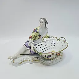 Конфетница с фигуркой юноши 19в