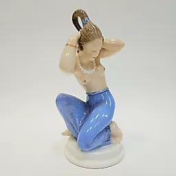 Фигурка молодая женщина с жемчужным ожерельем