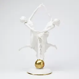 Статуэтка "Девушки на шаре"