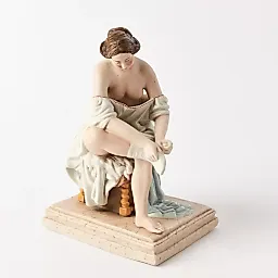 Скульптурная композиция «Девушка, надевающая чулок»