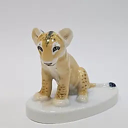 Фигурка Молодая львица