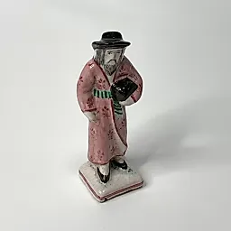 Старинная статуэтка "Мужчина в кафтане с сундуком"