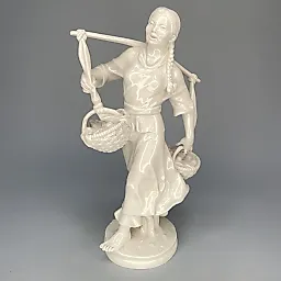 Фигурка "Кореянка" белый фарфор 1985 г Германия