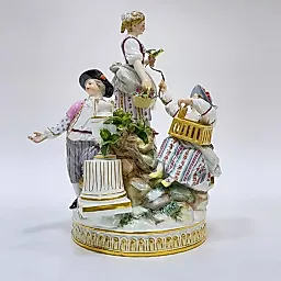 Статуэтка "Дети - садовники играющие с птицей"