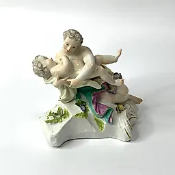 Старинная скульптурная группа Материнство