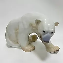 Полярный белый медведь фарфор