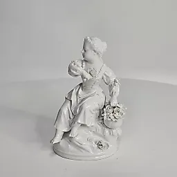 Белая статуэтка "Сидящая девочка с цветами" КРМ 1800-10е гг
