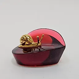 Красное хрустальное сердце пресс-папье с латунной улиткой