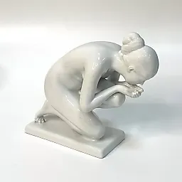 Девушка пьющая воду