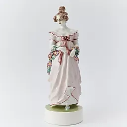 Фарфоровая статуэтка "Леди с шалью"