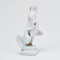 Фигурка "Леда и лебедь"