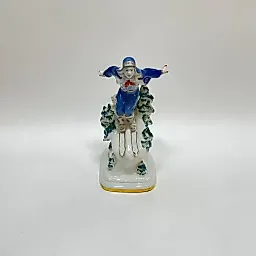 Скульптура «Лыжник» Дмитровский фарфоровый завод СССР 1950-е гг.