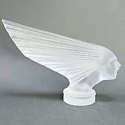 -маскот Victoire в стиле Артдеко сатиновое стекло модель Г.Хоффманн 1930е г Чехия 21