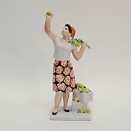 Статуэтка сборщица яблок