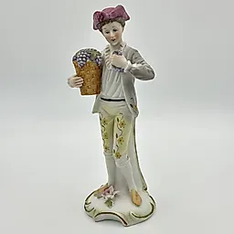 Статуэтка "Сборщик винограда" из композитного материала с росписью, Западная Европа, 1960-1980 гг.