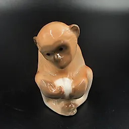 Фарфоровая статуэтка "Обезьянка с мячом" ЛФЗ, 1990-е годы