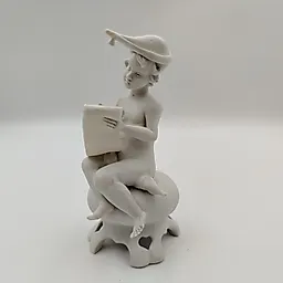 Статуэтка 'Пишущий мальчик' из композитного материала, Азия, конец XX - начало XXI века
