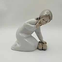 Фарфоровая статуэтка Lladro "Девочка с тапками" авторства Vicente Martinez, Испания, 1970-1990 гг.