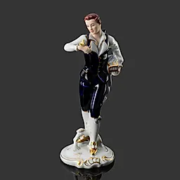 Фарфоровая статуэтка "Кавалер с птичкой" с росписью и золочением, Royal Dux, Чехословакия, 1960-1978 гг.