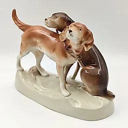 Фарфоровая статуэтка "Охотничьи собаки" с аэрографией, Royal Dux, Чехия, 1980-1993 гг.