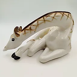 Фарфоровая статуэтка лежащего жирафа, скульптор П.П. Веселов, ЛФЗ, СССР, 1970-1990 гг.