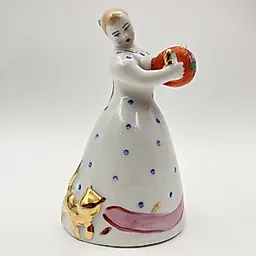 Фарфоровая статуэтка "Девушка с чайником" авторства Н. А. Малышевой, Дулевский завод, СССР