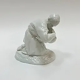 Фарфоровая статуэтка «Воин с саблей» 1920-х годов, KPM Германия