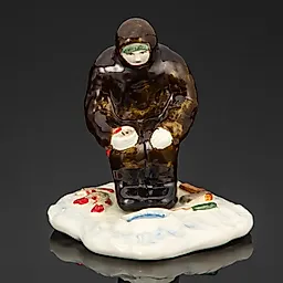 Фаянсовая статуэтка "Рыбак" авторства Л. Беляковой с росписью Р.И. Холомкиной, Конаковский завод, 2023 г.