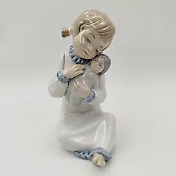 Фарфоровая статуэтка NAO Porcelain «Девушка с куклой», Испания