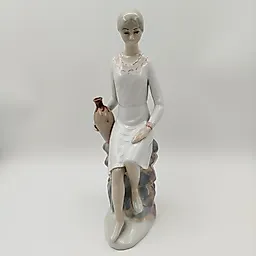 Фарфоровая статуэтка «Девушка с вазой», Casades, Испания, 1970-1990