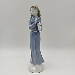 Фарфоровая статуэтка "Женщина со свечой" ("Перед сном") от VEB Porzellanfiguren Lippelsdorf, ГДР, 1970-1990 гг.