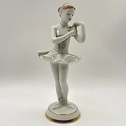 Фарфоровая статуэтка "Балерина с цветком" О. С. Артамоновой, ДФЗ Вербилки, СССР, 1950-е