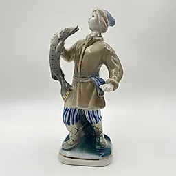 Фарфоровая статуэтка "Емеля со щукой" авторства Т. Н. Сапожниковой, Турыгинский завод (Гжель), СССР, 1970-1990 гг.