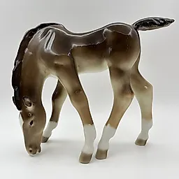 Фарфоровая статуэтка "Жеребёнок пасущийся" скульптора Б.Я. Воробьева, ЛФЗ, 1991-2005 гг.