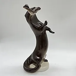 Фарфоровая статуэтка "Выдра с рыбой" скульптора Б.Я. Воробьева, ЛФЗ, 1960-1970 гг.