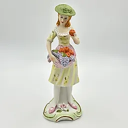 Статуэтка «Сборщица фруктов» из композитного материала, Западная Европа, 1960-1980