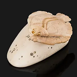 Статуэтка «Камбала» из кости, резьба, автор Андрей Дикарев, 1998 г.