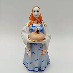 Статуэтка 'Девушка с караваем' из фарфора, Дулево, СССР, 1950-1965