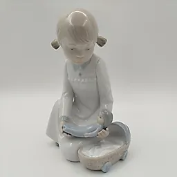 Фарфоровая статуэтка "Девочка с куклой у колыбели" NAO Porcelain, Испания