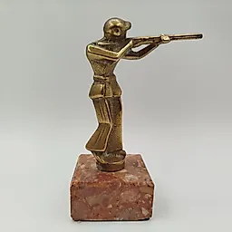 Статуэтка охотника с ружьем на мраморном постаменте, металл, Западная Европа