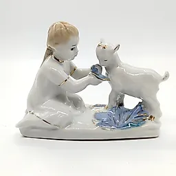 Фарфоровая статуэтка «Алёнушка с козленком» (Девочка с козленком), Л.П. Азарова, Турыгинский фарфоровый завод (Гжель), СССР, 1950-1970 гг.
