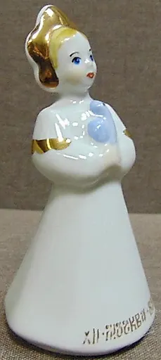 Фарфоровая статуэтка СССР.Девушка с голубем. Фестиваль молодежи Москва 85 - View 2