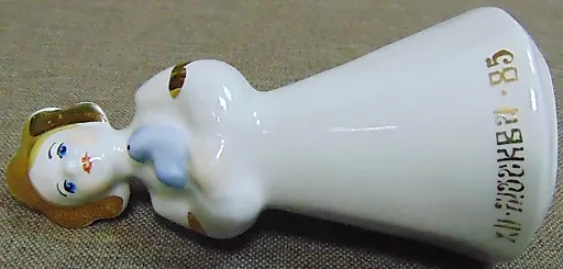 Фарфоровая статуэтка СССР.Девушка с голубем. Фестиваль молодежи Москва 85 - View 3