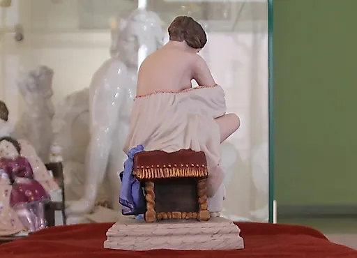 Статуэтка девушка за туалетом одевает чулок - View 3